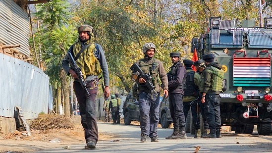 jammu kashmir encounter between terrorists and security forces in tral1