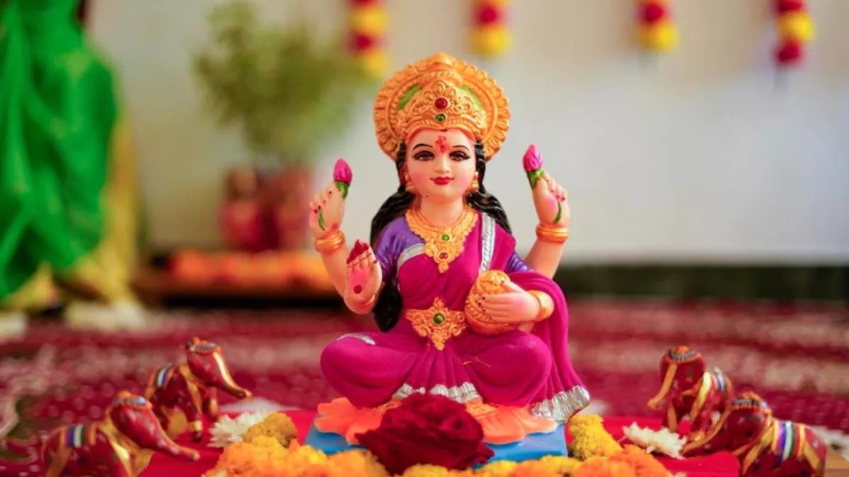 lakshmi ji puja worship goddess lakshmi on this friday sri sukta ka path