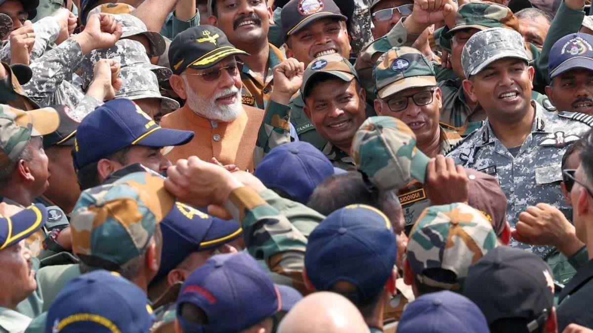 PM મોદી આદમપુર એરબેઝ પર સેનાના જવાનોને મળ્યા, જુઓ વીડિયો 1 pm modi met the soldiers at adampur airbase1