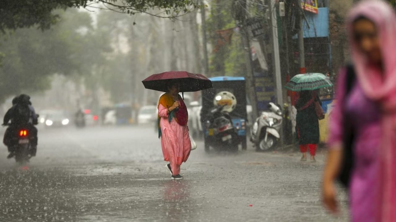 rain and storm wreaked havoc in gujarat 14 dead alert for heavy rain and storm for the next few days