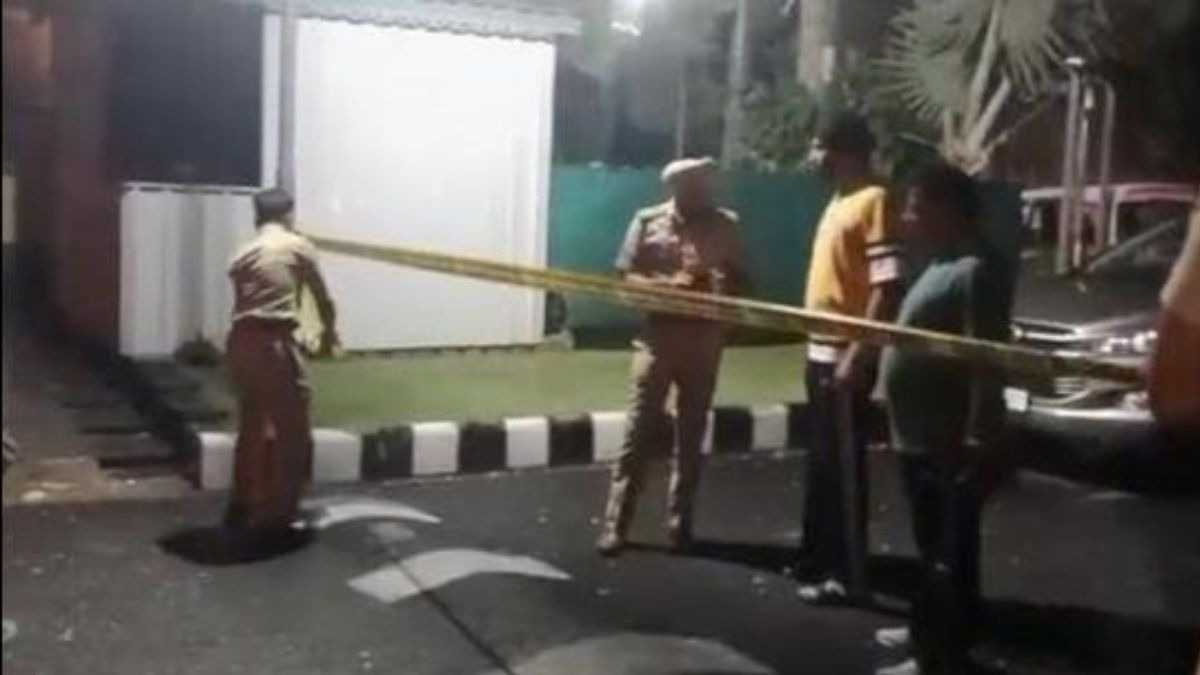 પંજાબી મ્યુઝિક પ્રોડ્યુસરના ઘરે ફાયરિંગ, પિંકી ધાલીવાલ ઘટના સમયે ઘરે હાજર હતી 2 shots fired at music producer pinky dhaliwal house in mohali police investigate