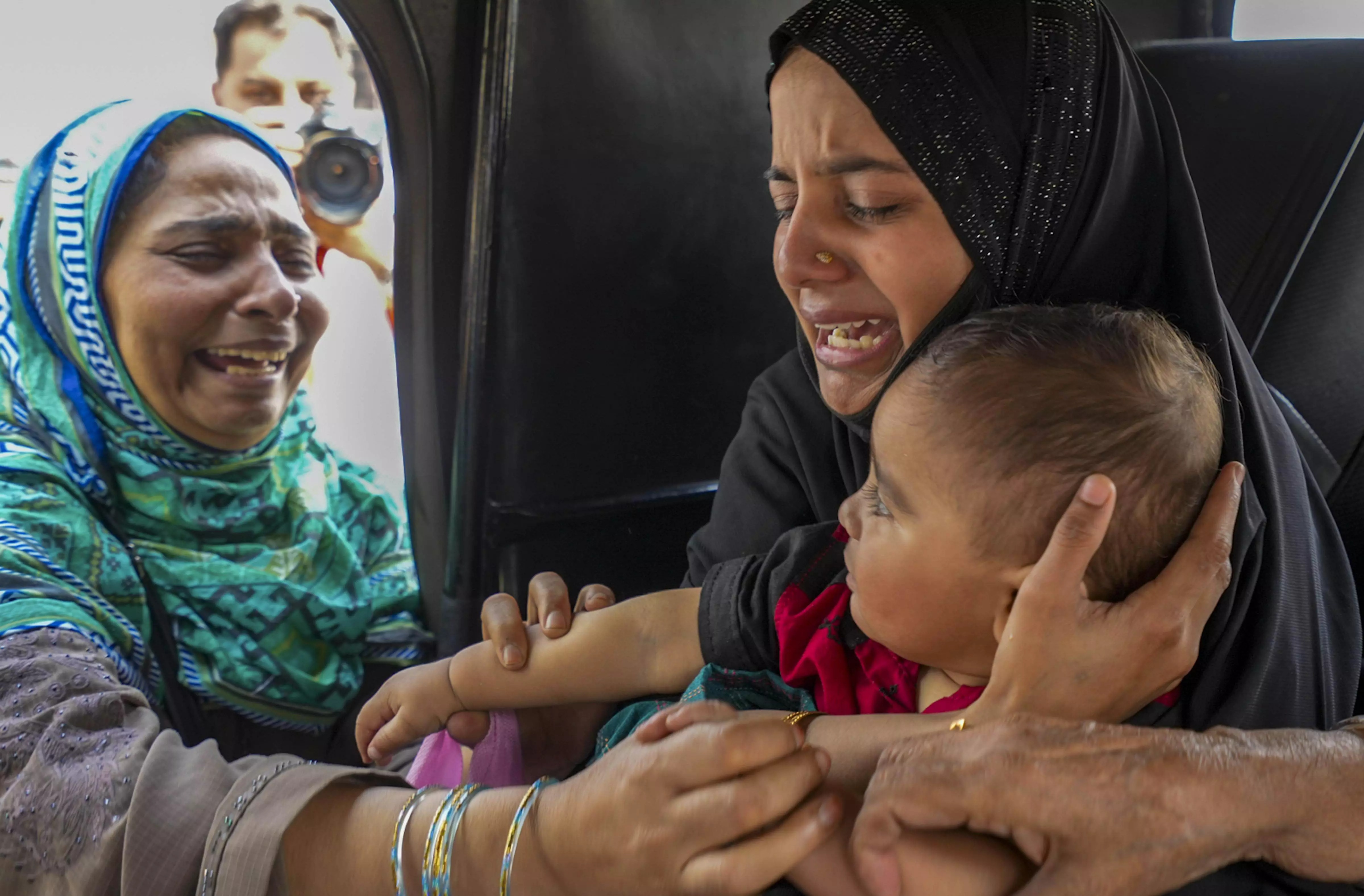 પાકિસ્તાન દેશનિકાલના આરે પરિવાર, સુપ્રીમ કોર્ટે આપી રાહત 2 supreme court protects family facing deportation pakistan pahalgam terror attack asks to verify documents